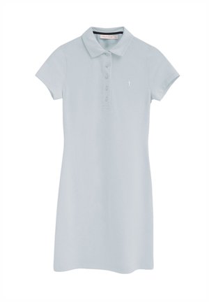 Hellblaues Polokleid mit kurzen Ärmeln, Kragen und fünf Knöpfen, mit einem kleinen weißen gestickten Logo auf der linken Brust.