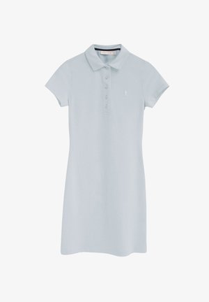 Vestido polo de manga corta azul claro con cuello y cinco botones, con un pequeño logo blanco bordado en el pecho izquierdo.