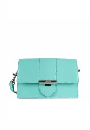 Sac à main en cuir turquoise avec fermeture rabat, quincaillerie argentée et bandoulière amovible ; texture lisse et lignes épurées.