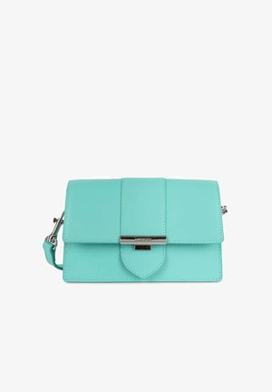 Türkise Lederhandtasche mit Klappenverschluss, silbernem Hardware und abnehmbarem Schulterriemen; glatte Textur und klare Linien.