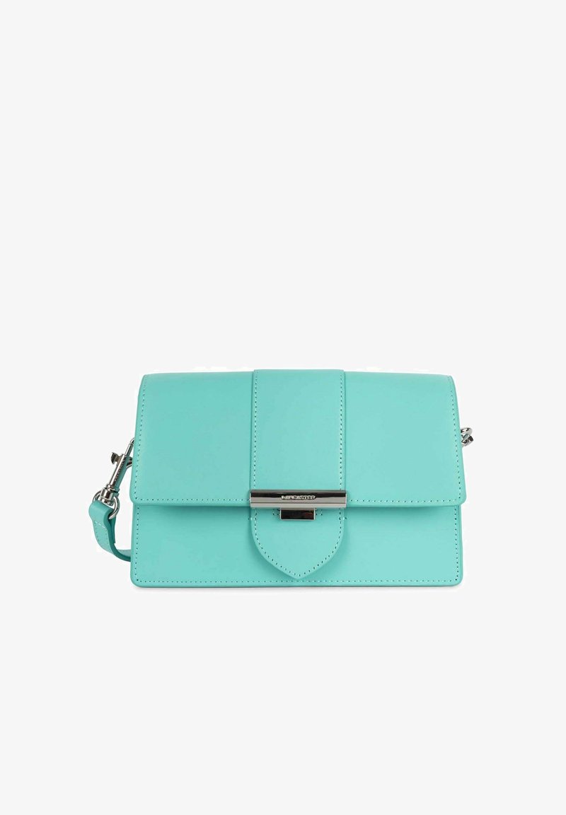 Sac à main en cuir turquoise avec fermeture rabat, quincaillerie argentée et bandoulière amovible ; texture lisse et lignes épurées.