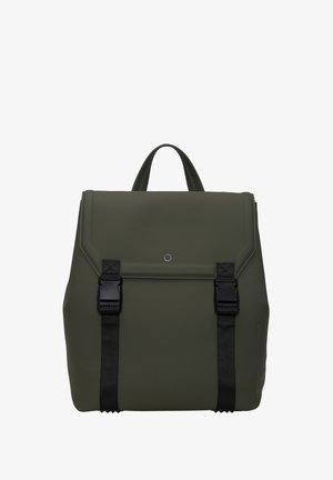 Olivengrøn rygsæk lavet af syntetisk materiale, med klaplukning, sorte stropper med spænder og en rund accentdetalje.