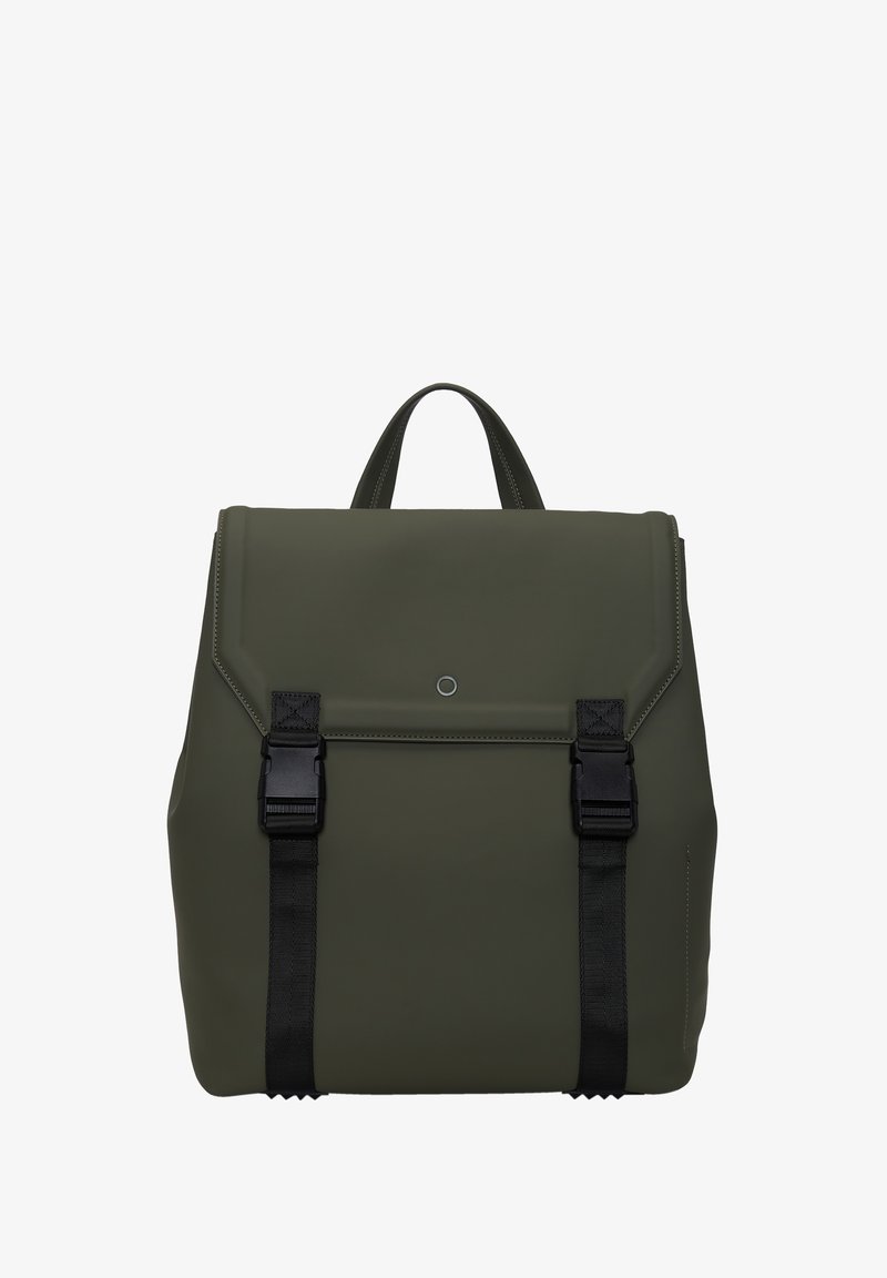 Zaino verde oliva realizzato in materiale sintetico, con chiusura a pattina, spallacci neri con fibbie e un dettaglio decorativo circolare.