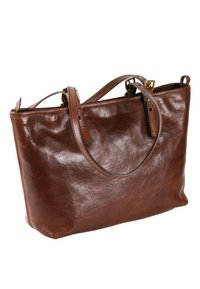 Borsa tote in pelle marrone con due cinghie regolabili e fibbie in ottone, mostrata su uno sfondo bianco.