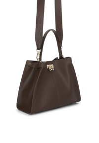 Brązowa skórzana torebka o sztywnym kształcie, z akcentami w złotym kolorze i odpinanym paskiem na ramię. Gładka tekstura.