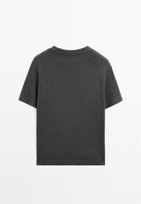 Short-sleeved, dark gray T-shirt. Made of soft cotton, features a crew neckline and a seamless back with no visible labels or patterns.