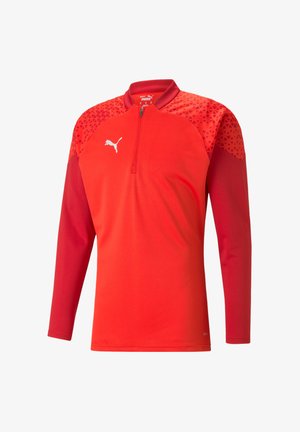 Rotes Langarm-Sportoberteil mit halbem Reißverschlusskragen, das strukturierte obere Ärmel und einen glatten Körper hat, akzentuiert durch ein weißes Logo.