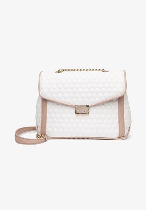 Sac à main synthétique blanc matelassé avec des accents roses, bandoulière chaîne dorée et fermoir métallique. Doté d'une fermeture à rabat et d'une forme structurée.
