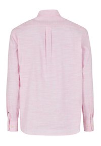 Camicia a maniche lunghe rosa realizzata in tessuto leggero, caratterizzata da un design semplice, piega sulla schiena e polsini con bottoni. Texture liscia con una leggera lucentezza.