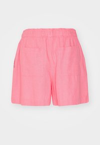 Růžové lněné šortky s elastickým pasem, které mají dvě velké zadní kapsy a volný střih pro pohodlí. Hladký povrch a neformální design.