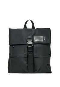 Zaino nero realizzato in tessuto resistente, con chiusura a patta, due tasche frontali con bottoni a pressione e uno scomparto trasparente per l'ID.