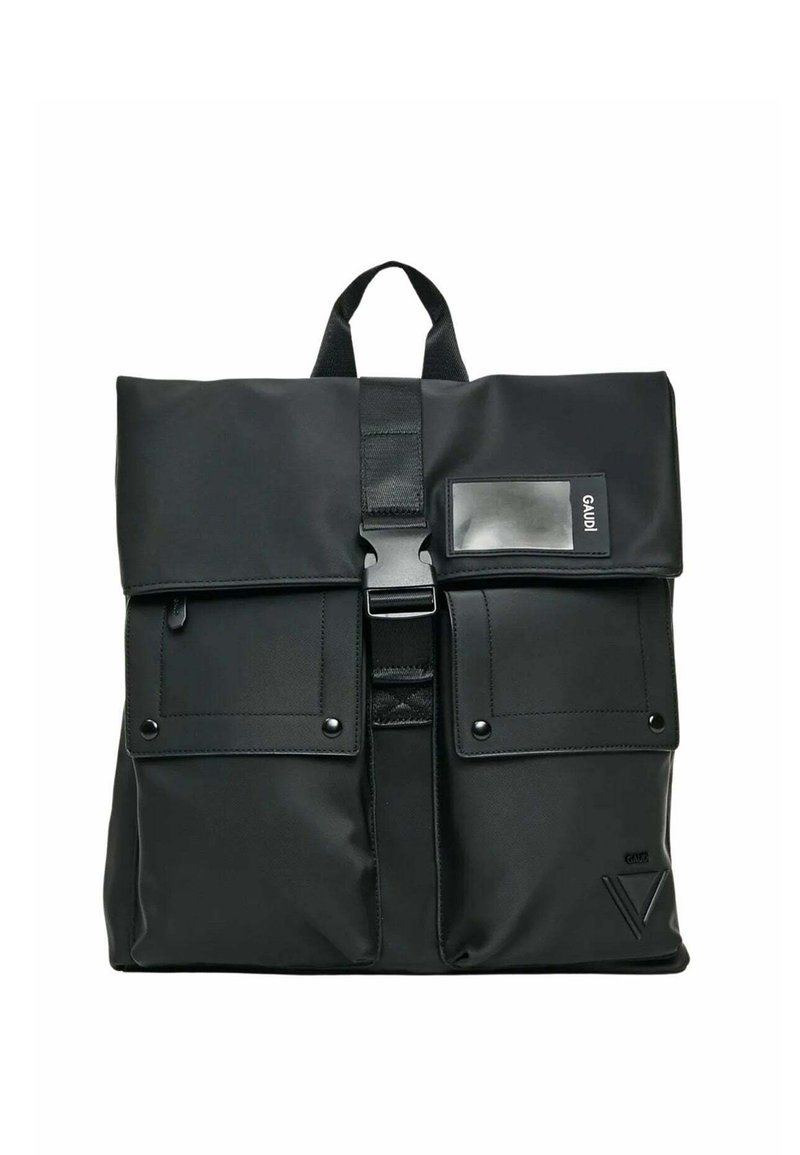 Zaino nero realizzato in tessuto resistente, con chiusura a patta, due tasche frontali con bottoni a pressione e uno scomparto trasparente per l'ID.