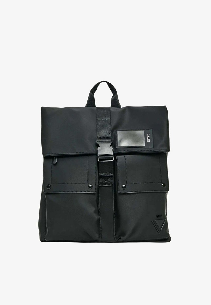 Zaino nero realizzato in tessuto resistente, con chiusura a patta, due tasche frontali con bottoni a pressione e uno scomparto trasparente per l'ID.