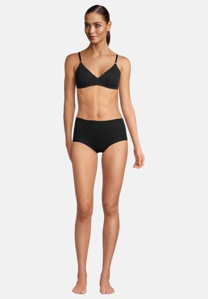 Reggiseno nero con spalline regolabili e leggera imbottitura, abbinato a mutande nere a vita alta. Entrambi sono realizzati in un tessuto liscio e elastico.