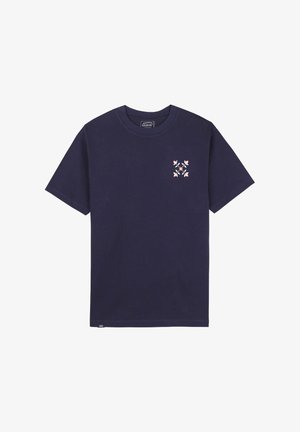 T-shirt en coton bleu marine à manches courtes, col rond, avec un petit motif floral sur la poitrine gauche. Texture lisse, coupe standard.