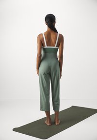 Yogasearcher RAVANA FLOWY PANTS - Treniņtērpa apakšdaļas - laurel