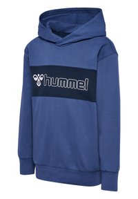 Sweat à capuche bleu avec un panneau noir sur la poitrine affichant le logo blanc "hummel" et l'emblème de l'abeille, manches longues, poignets et ourlet côtelés.