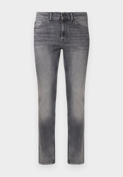 Γκρι ξεθωριασμένο τζιν skinny με μπροστινό κουμπί, φερμουάρ, θηλιές για ζώνη και πέντε τσέπες, απλωμένο επίπεδα σε λευκό φόντο.