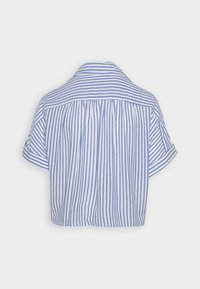 Chemise à manches courtes raccourcie à rayures verticales bleues et blanches. Elle présente un col doux et un dos plissé pour ajouter de la texture.