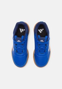 Modré sportovní boty s texturovaným syntetickým svrškem, bílými detaily a gumovou podešví. Obsahují šněrování a polstrovaný límec.