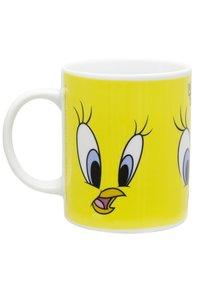 Tazza in ceramica con sfondo giallo brillante e un personaggio di uccello in stile cartone animato, con grandi occhi e un becco, progettata con una finitura liscia e un manico robusto.