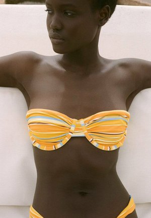 Bikini top a fascia rigida gialla e blu con texture arricciata e dettaglio centrale a torciglione. Tessuto morbido con accenti di bordo a contrasto.