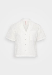 Hvit kortermet skjorte med blomstermønster i broderie anglaise, med klipp-krage, knappestilling foran og en enkelt brystlomme.