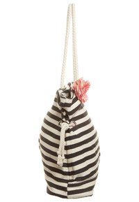 Sac en tissu rayé avec une fermeture à cordon, présentant des rayures blanches et noires, une poignée tressée et un accent floral rose.