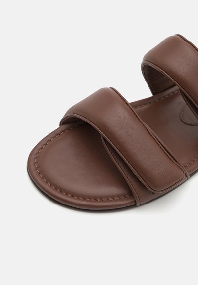 GIABORGHINI JULIANNE - Tagant lahtised kingad - brown