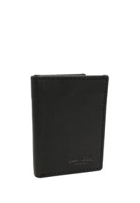 Schwarze Leder-Bifold-Geldbörse mit sichtbaren Nähten und dezentem, geprägtem Logo in der unteren Ecke, steht aufrecht vor weißem Hintergrund.