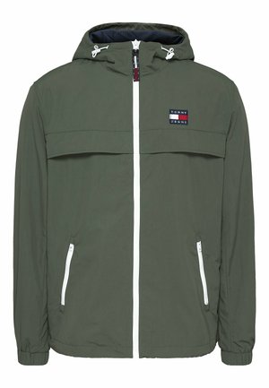 Veste à capuche vert olive avec fermeture éclair blanche et fermetures éclair aux poches, poignets élastiques et logo Tommy Jeans sur la poitrine.