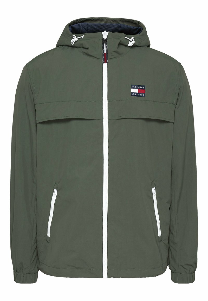 Veste à capuche vert olive avec fermeture éclair blanche et fermetures éclair aux poches, poignets élastiques et logo Tommy Jeans sur la poitrine.