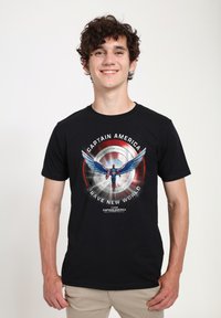 Czarna bawełniana koszulka z grafiką Kapitana Ameryki, przedstawiającą skrzydlatą postać na okrągłym czerwonym i srebrnym tle. Napis brzmi "Kapitan Ameryka: Odważny Nowy Świat."