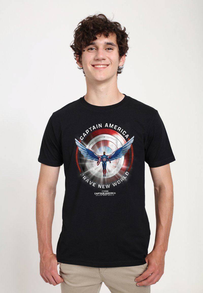 Czarna bawełniana koszulka z grafiką Kapitana Ameryki, przedstawiającą skrzydlatą postać na okrągłym czerwonym i srebrnym tle. Napis brzmi "Kapitan Ameryka: Odważny Nowy Świat."