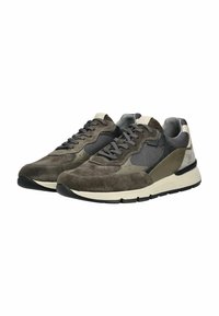 Zapatillas de ante y malla en tonos de gris con una suela de goma crema. Presenta acentos texturizados y cordones redondos. Silueta ligeramente curvada.
