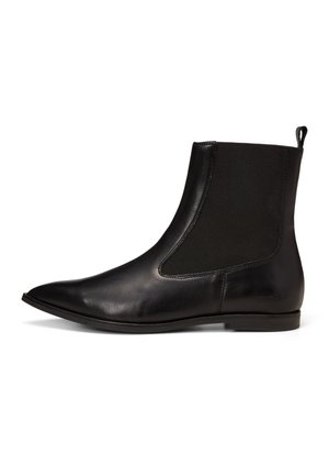 Bottine en cuir noir à bout pointu, panneau latéral élastique, petit talon et languette à l'arrière, présentée en profil latéral sur fond blanc.