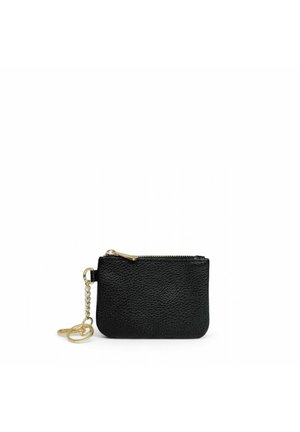Petit porte-monnaie en cuir noir texturé avec fermeture éclair dorée et chaînette porte-clés dorée attachée sur fond blanc.