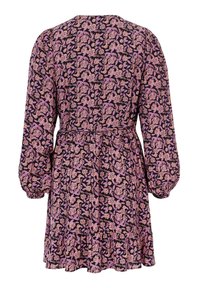 Langdurige jurk met een bloemenpatroon in tinten roze en crème op een zwarte achtergrond, met een getailleerde taille en een vloeiende rok.