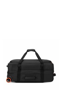 Bolsa de duffle negra con dos asas negras, textura suave, detalles en naranja en las ruedas y un compartimento grande con cierre de cremallera.