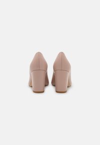Stuart Weitzman Escarpins - nude