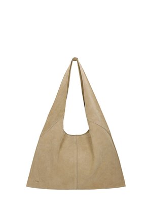 Sac à bandoulière triangulaire en daim beige avec une large sangle et des détails de couture subtils, avec un petit logo métallique dans le coin inférieur.