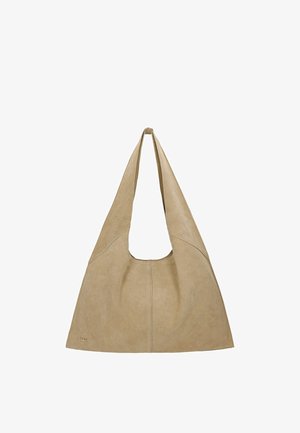 Béžová trojúhelníková semišová ramenní taška se širokým popruhem a jemnými šitími detaily, s malým kovovým logem v dolním rohu.