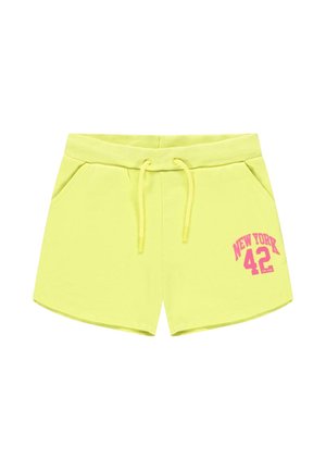 Gele casual shorts met aantrekkoord in de taille, zijzakken en roze tekst "New York 42" op het rechterbeen.