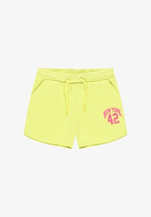Gele casual shorts met aantrekkoord in de taille, zijzakken en roze tekst "New York 42" op het rechterbeen.