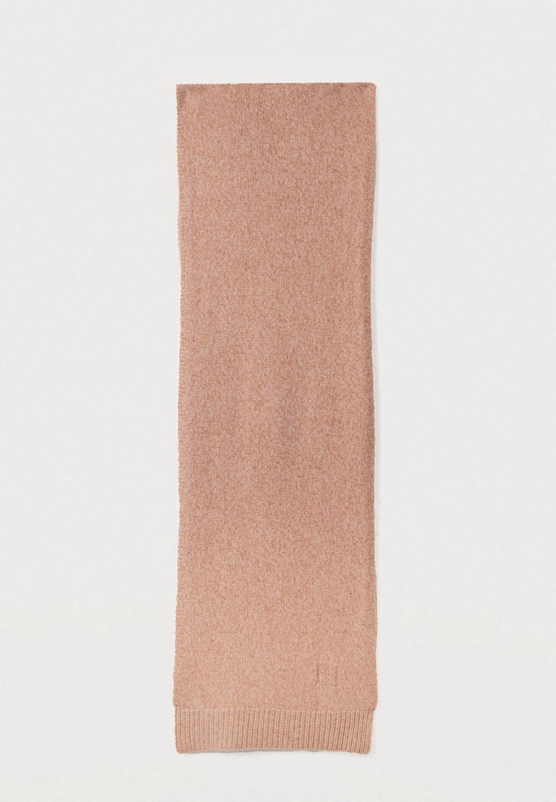 Sciarpa rettangolare lavorata a maglia di un delicato rosa con bordi a costine sottili su uno sfondo bianco semplice.