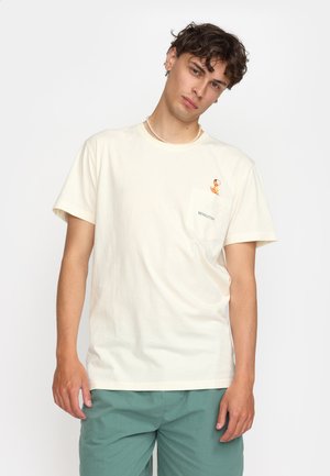 Cremefarvet bomulds t-shirt med lomme. Har et lille grafikdesign på lommen. Korte ærmer og rund halsudskæring.