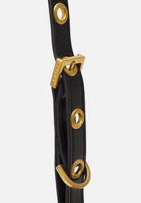 Cintura in pelle nera con hardware in metallo dorato, caratterizzata da accenti rettangolari e circolari, e dettagli di cucitura visibili per maggiore durata.