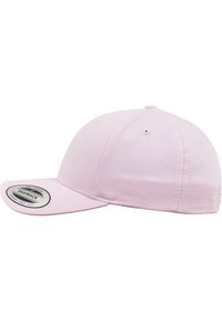Cappellino snapback rosa con visiera piatta, corona strutturata e texture di tessuto. Presenta un'etichetta rotonda nella parte anteriore con dettagli di branding.
