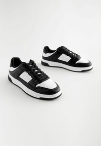Next COURT- REGULAR FIT - Tossud - black white
