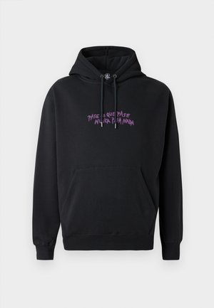 Hoodie noir en tissu doux, doté d'une poche avant, de cordons de serrage et d'un design en texte violet sur la poitrine indiquant "PASE LO QUE PASE NUNCA PASE NADA."
